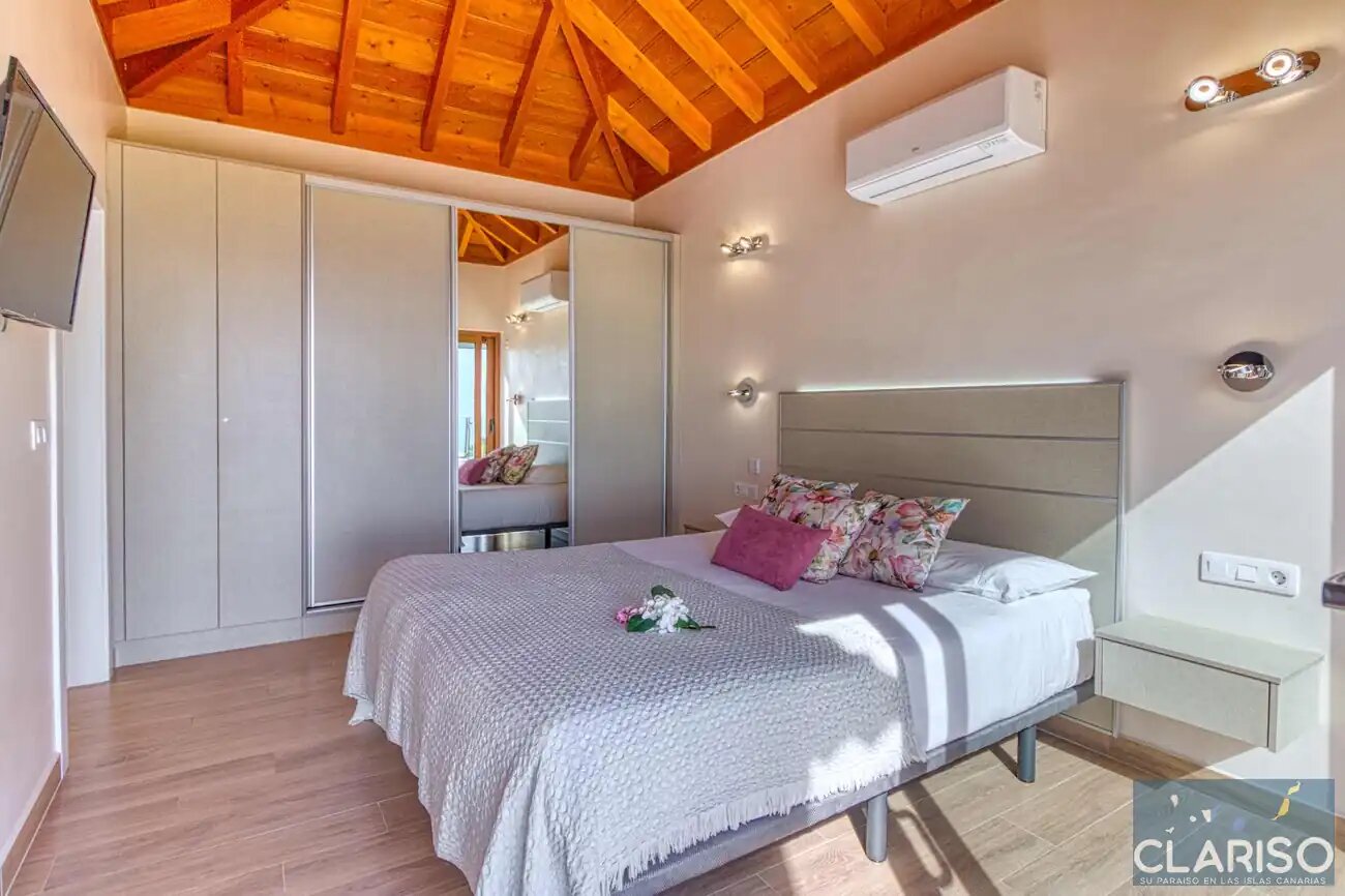 Casa Yaneric: Kanarisches Neubau-Ferienhaus mit Holzdecke und Schiebetür-Glasfront in Tijarafe auf La Palma