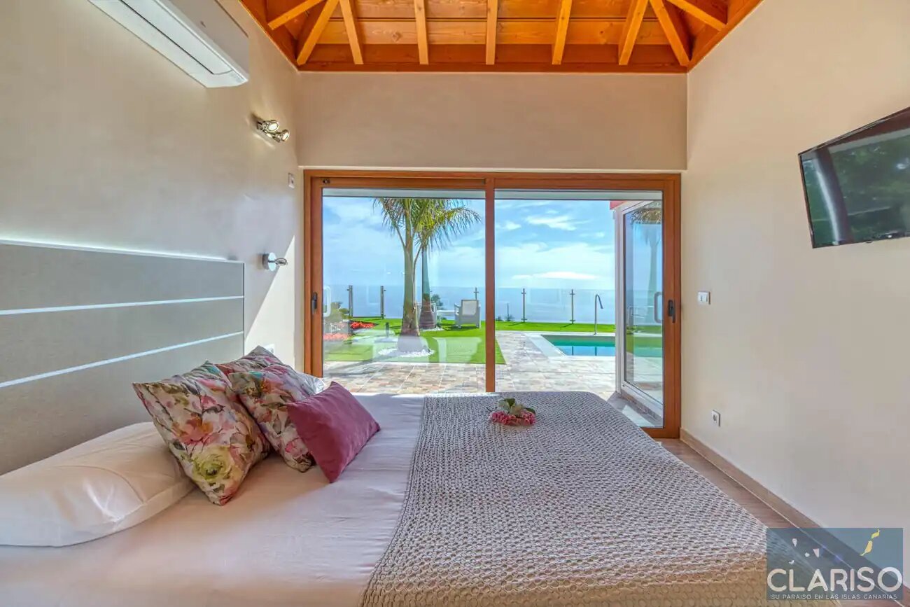 Casa Yaneric: Kanarisches Neubau-Ferienhaus mit Holzdecke und Schiebetür-Glasfront in Tijarafe auf La Palma