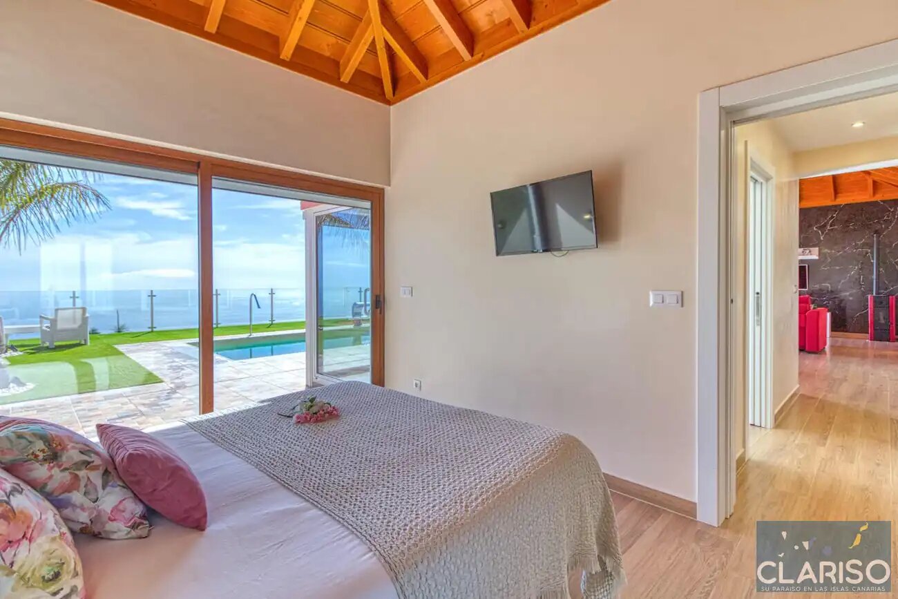 Casa Yaneric: Kanarisches Neubau-Ferienhaus mit Holzdecke und Schiebetür-Glasfront in Tijarafe auf La Palma
