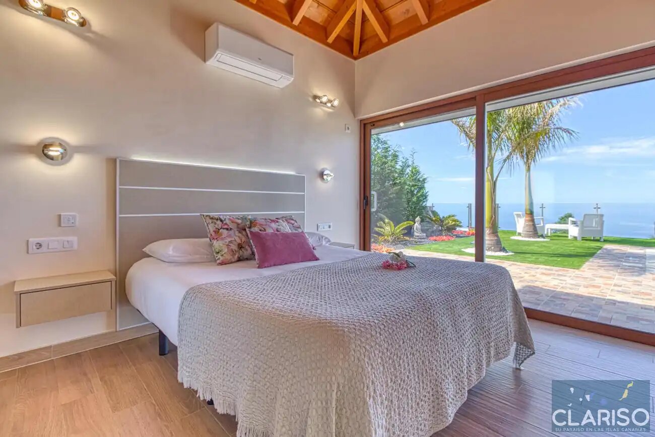 Casa Yaneric: Kanarisches Neubau-Ferienhaus mit Holzdecke und Schiebetür-Glasfront in Tijarafe auf La Palma