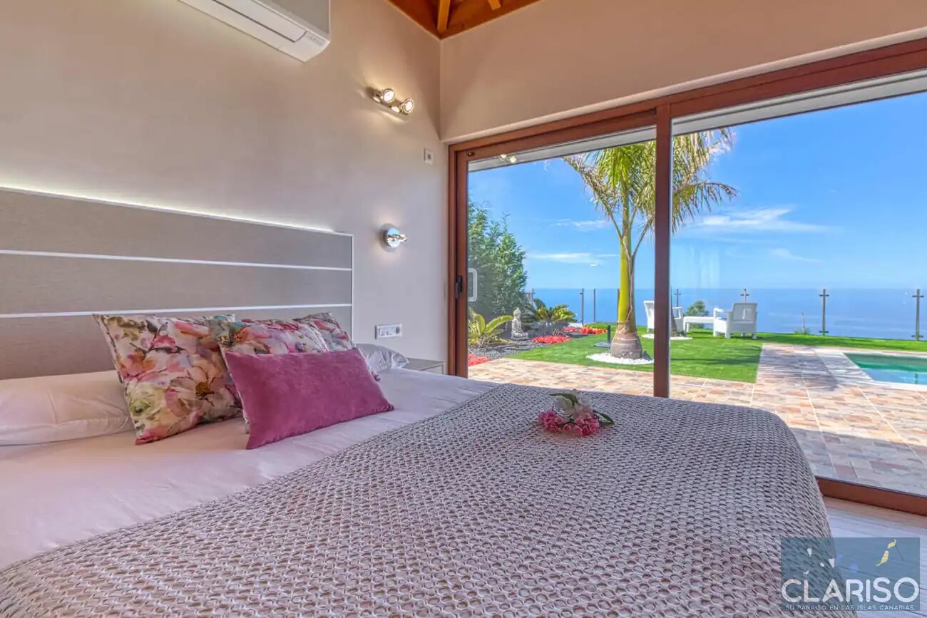 Casa Yaneric: Kanarisches Neubau-Ferienhaus mit Holzdecke und Schiebetür-Glasfront in Tijarafe auf La Palma