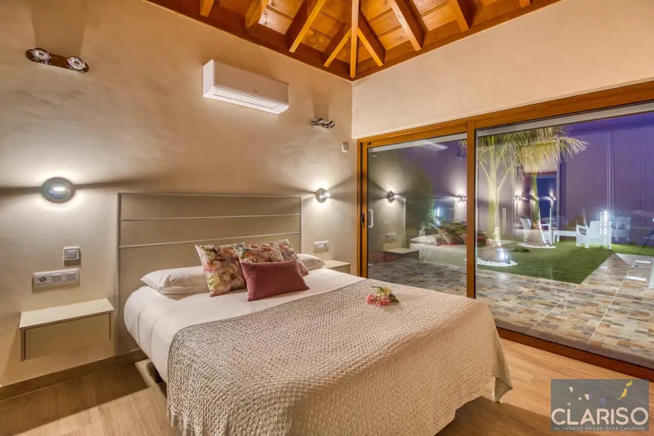 Casa Yaneric: Kanarisches Neubau-Ferienhaus mit Holzdecke und Schiebetür-Glasfront in Tijarafe auf La Palma