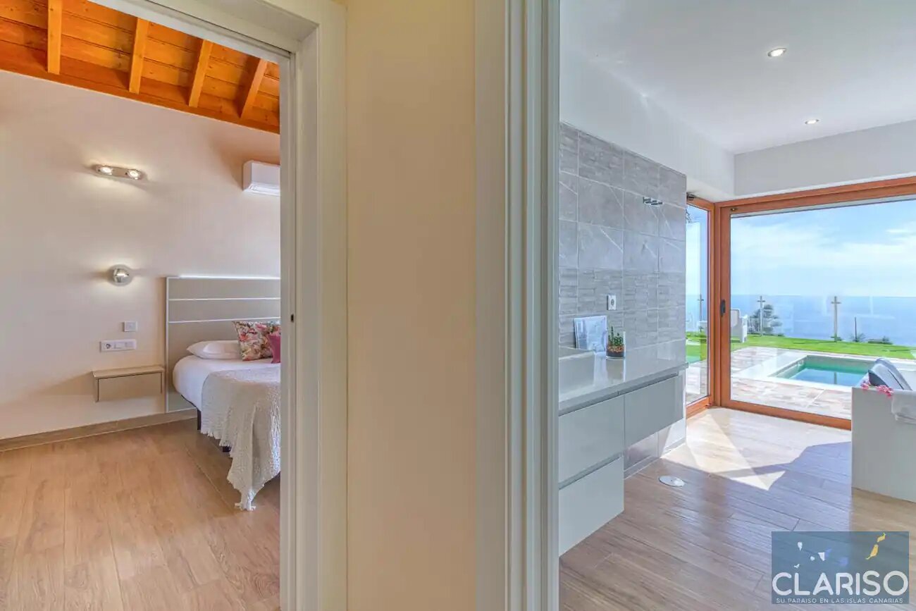 Casa Yaneric: Kanarisches Neubau-Ferienhaus mit Holzdecke und Schiebetür-Glasfront in Tijarafe auf La Palma