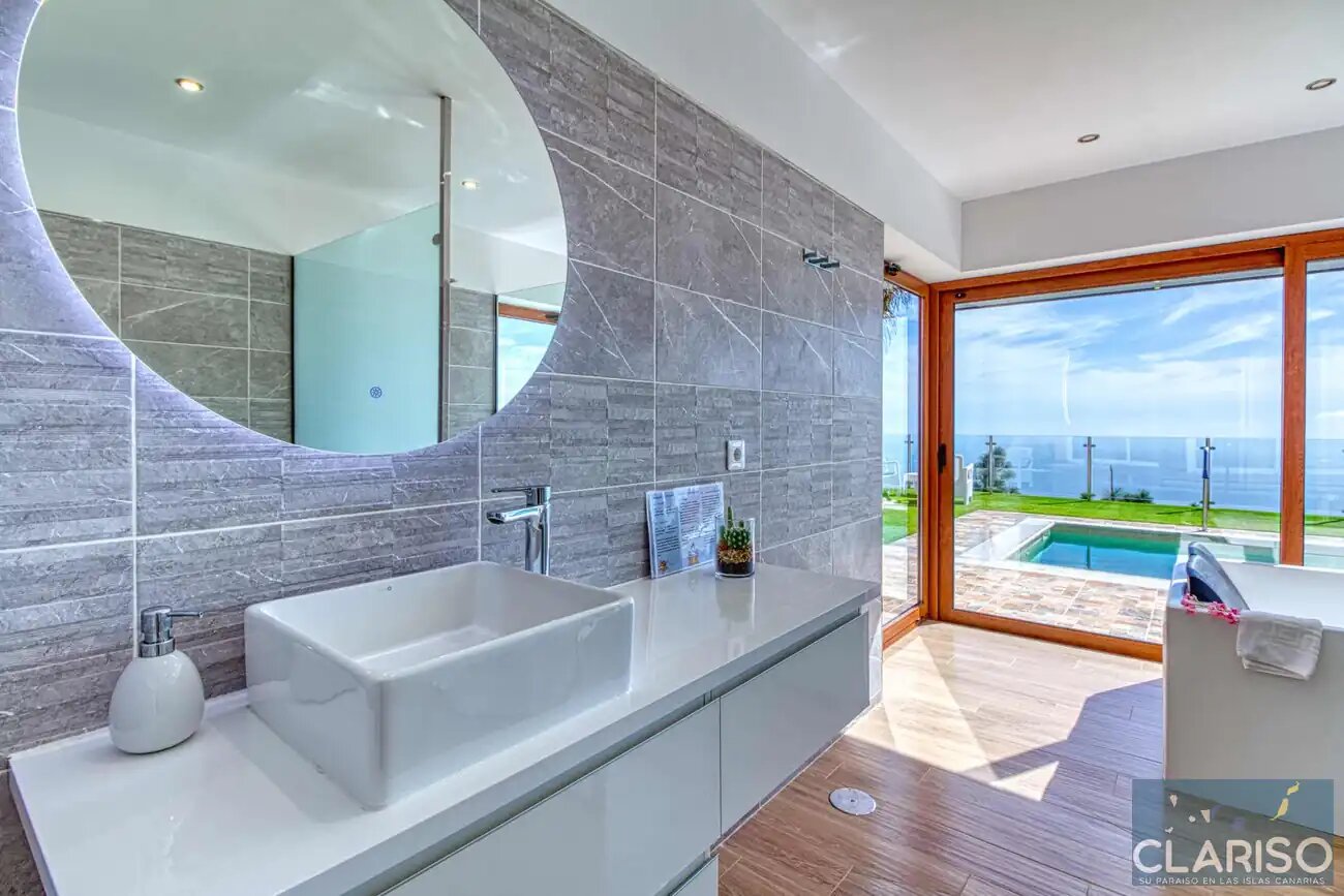 Casa Yaneric: Kanarisches Neubau-Ferienhaus mit Holzdecke und Schiebetür-Glasfront in Tijarafe auf La Palma