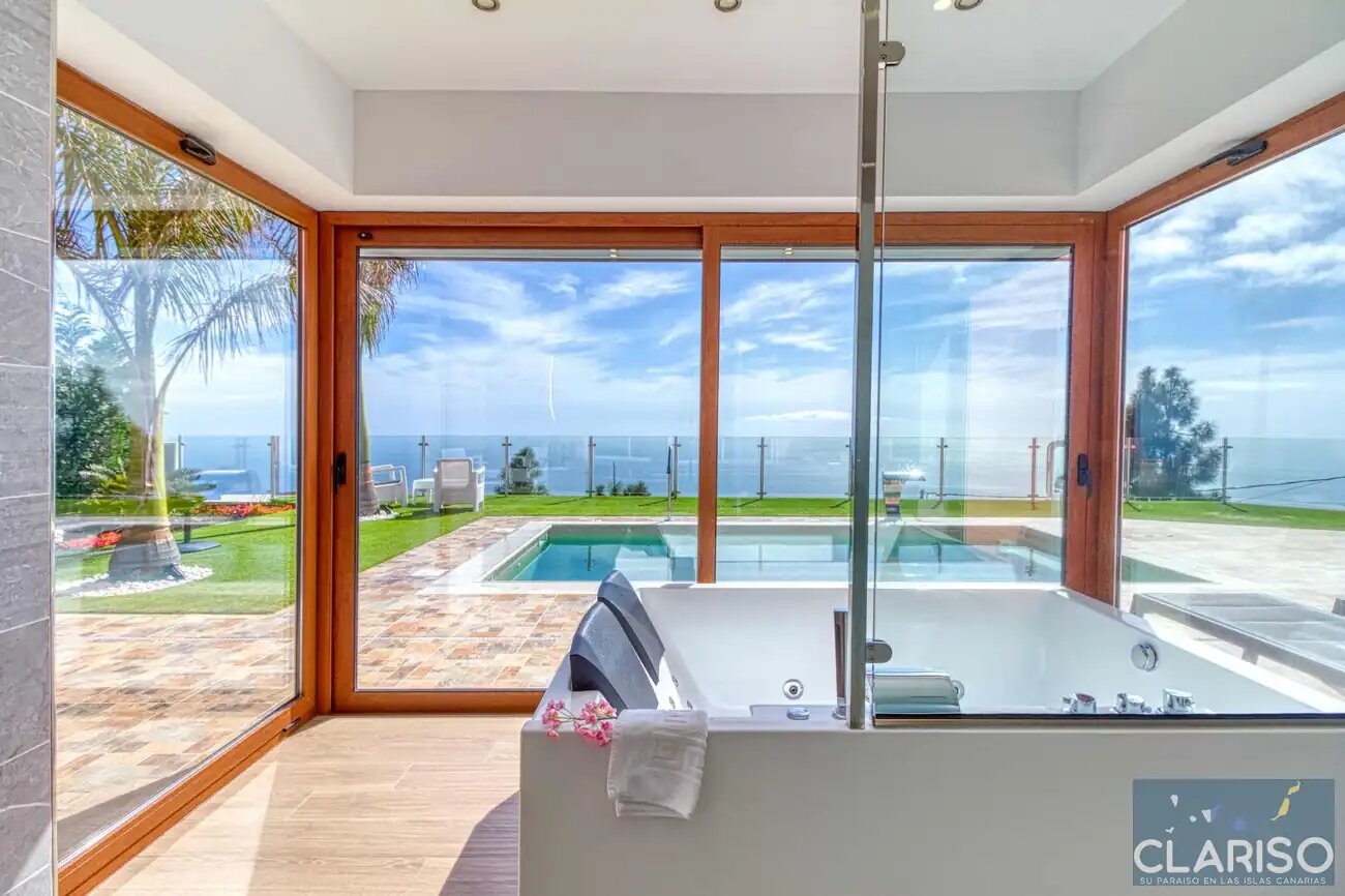 Casa Yaneric: Kanarisches Neubau-Ferienhaus mit Holzdecke und Schiebetür-Glasfront in Tijarafe auf La Palma