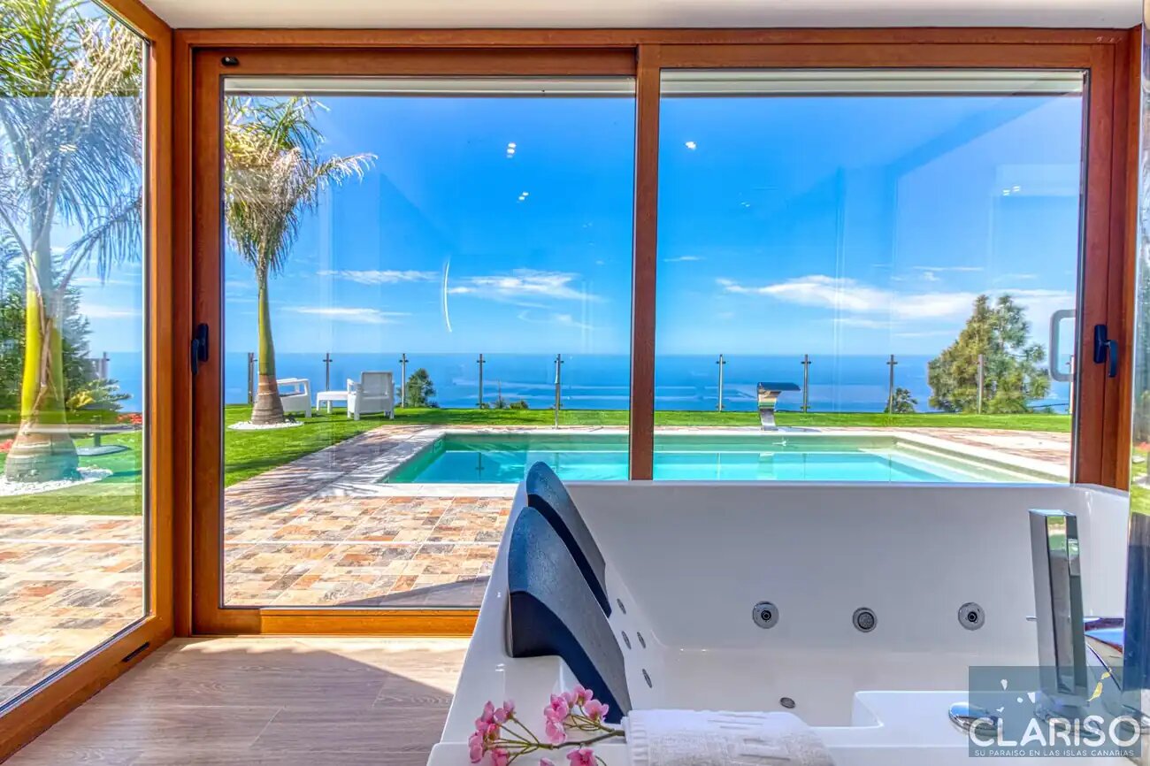 Casa Yaneric: Kanarisches Neubau-Ferienhaus mit Holzdecke und Schiebetür-Glasfront in Tijarafe auf La Palma