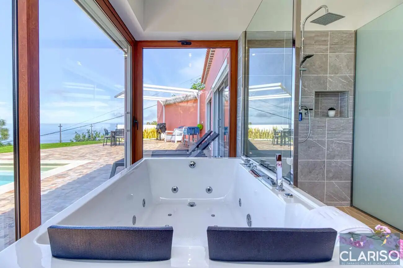 Casa Yaneric: Kanarisches Neubau-Ferienhaus mit Holzdecke und Schiebetür-Glasfront in Tijarafe auf La Palma