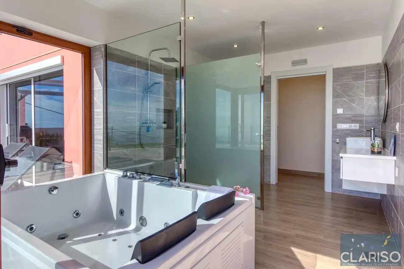 Casa Yaneric: Kanarisches Neubau-Ferienhaus mit Holzdecke und Schiebetür-Glasfront in Tijarafe auf La Palma