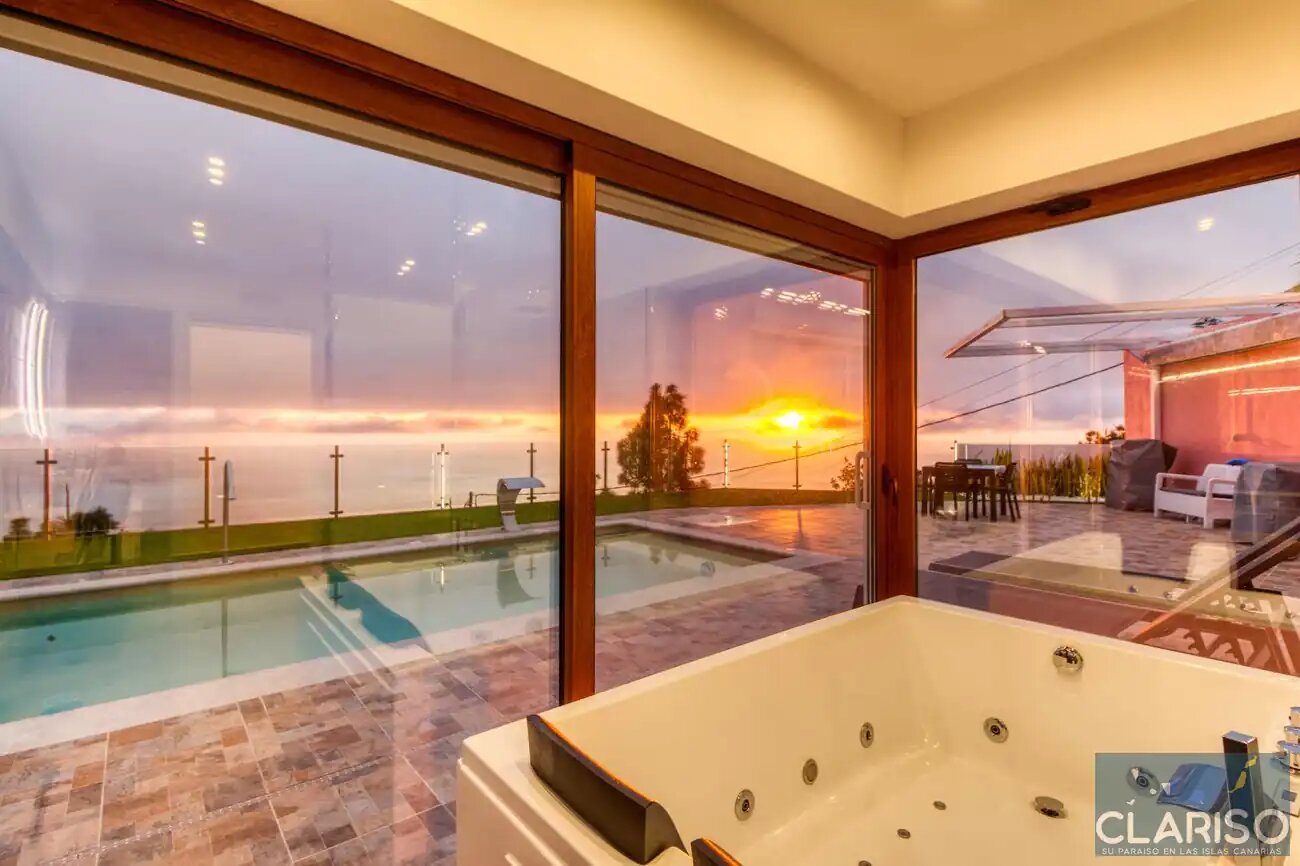 Casa Yaneric: Kanarisches Neubau-Ferienhaus mit Holzdecke und Schiebetür-Glasfront in Tijarafe auf La Palma