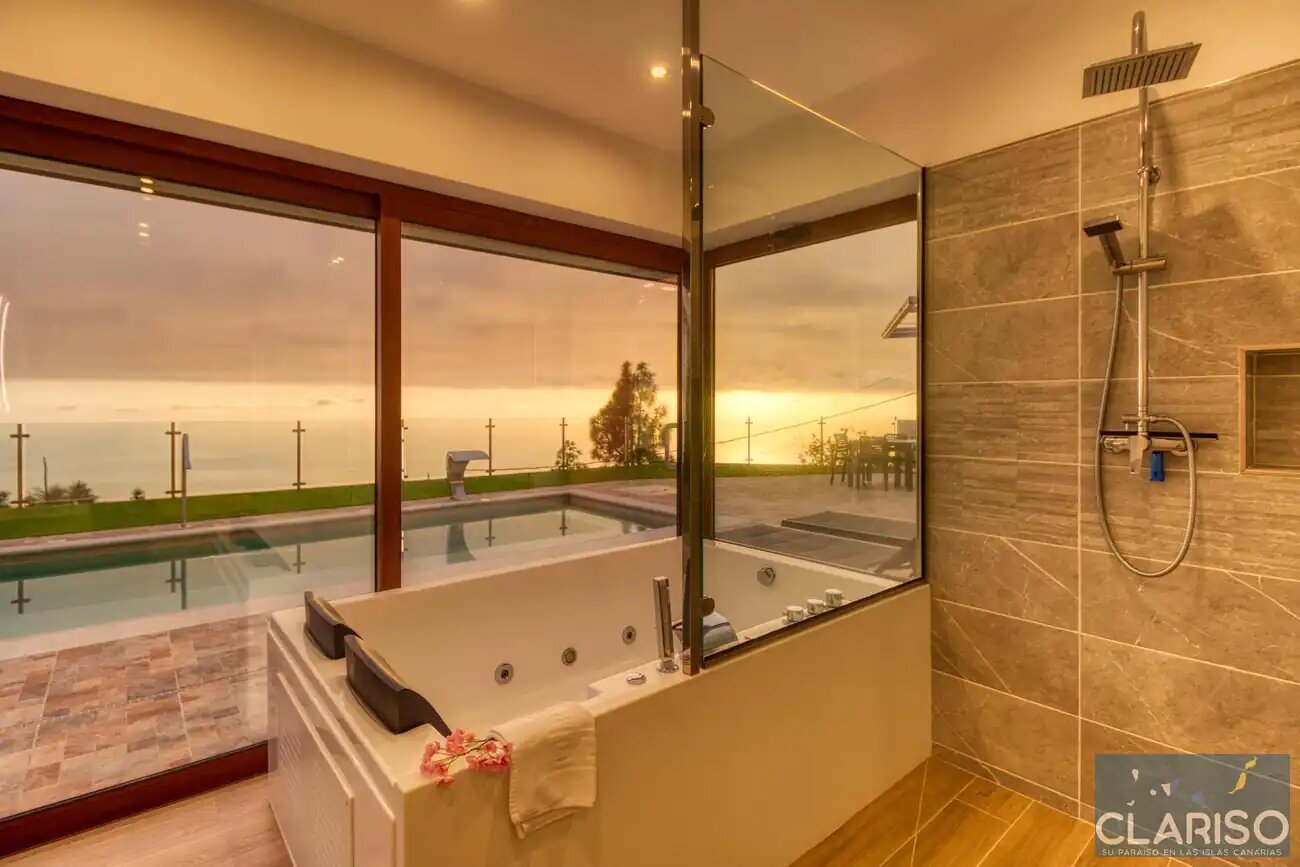 Casa Yaneric: Kanarisches Neubau-Ferienhaus mit Holzdecke und Schiebetür-Glasfront in Tijarafe auf La Palma