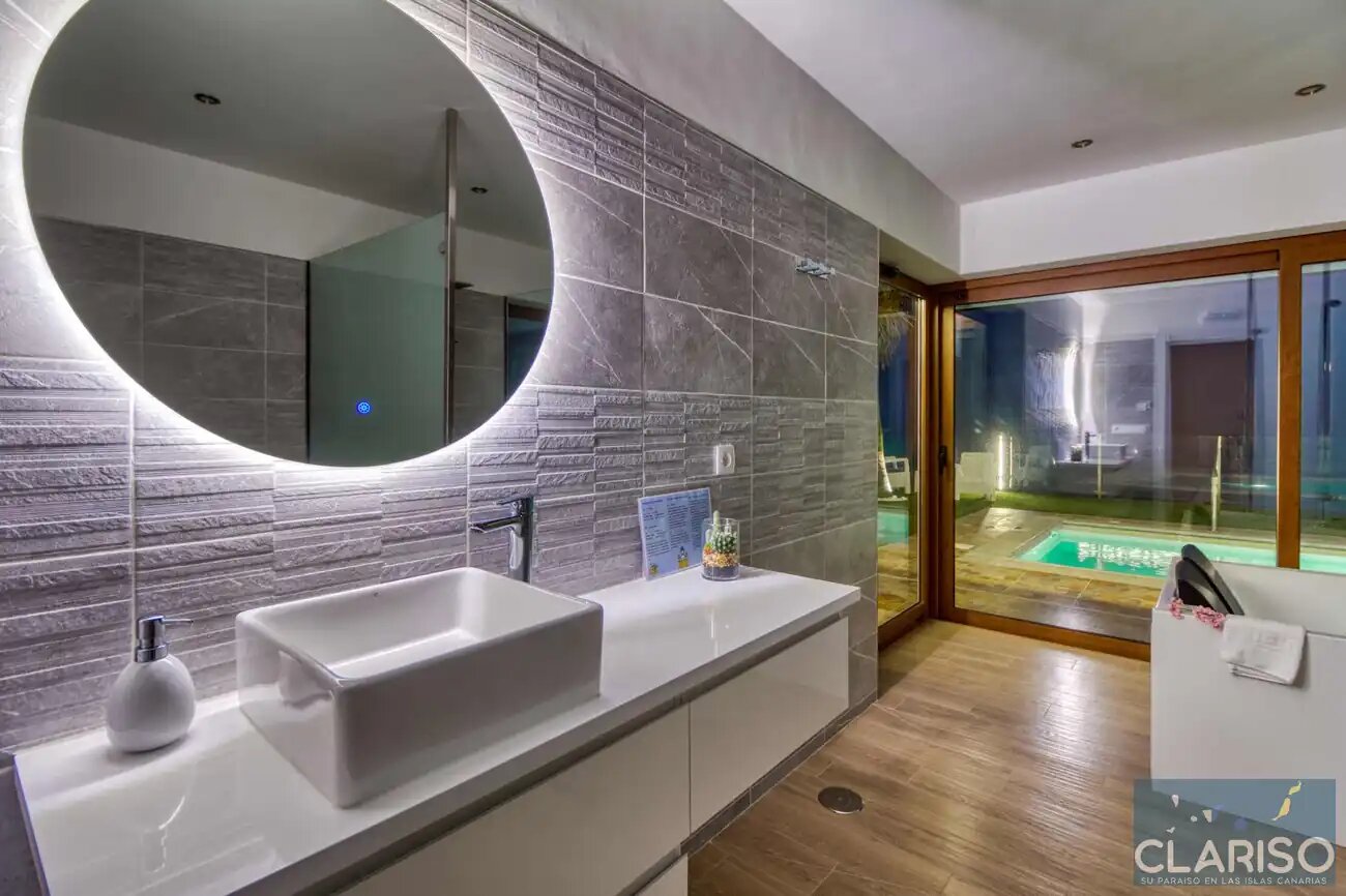 Casa Yaneric: Kanarisches Neubau-Ferienhaus mit Holzdecke und Schiebetür-Glasfront in Tijarafe auf La Palma