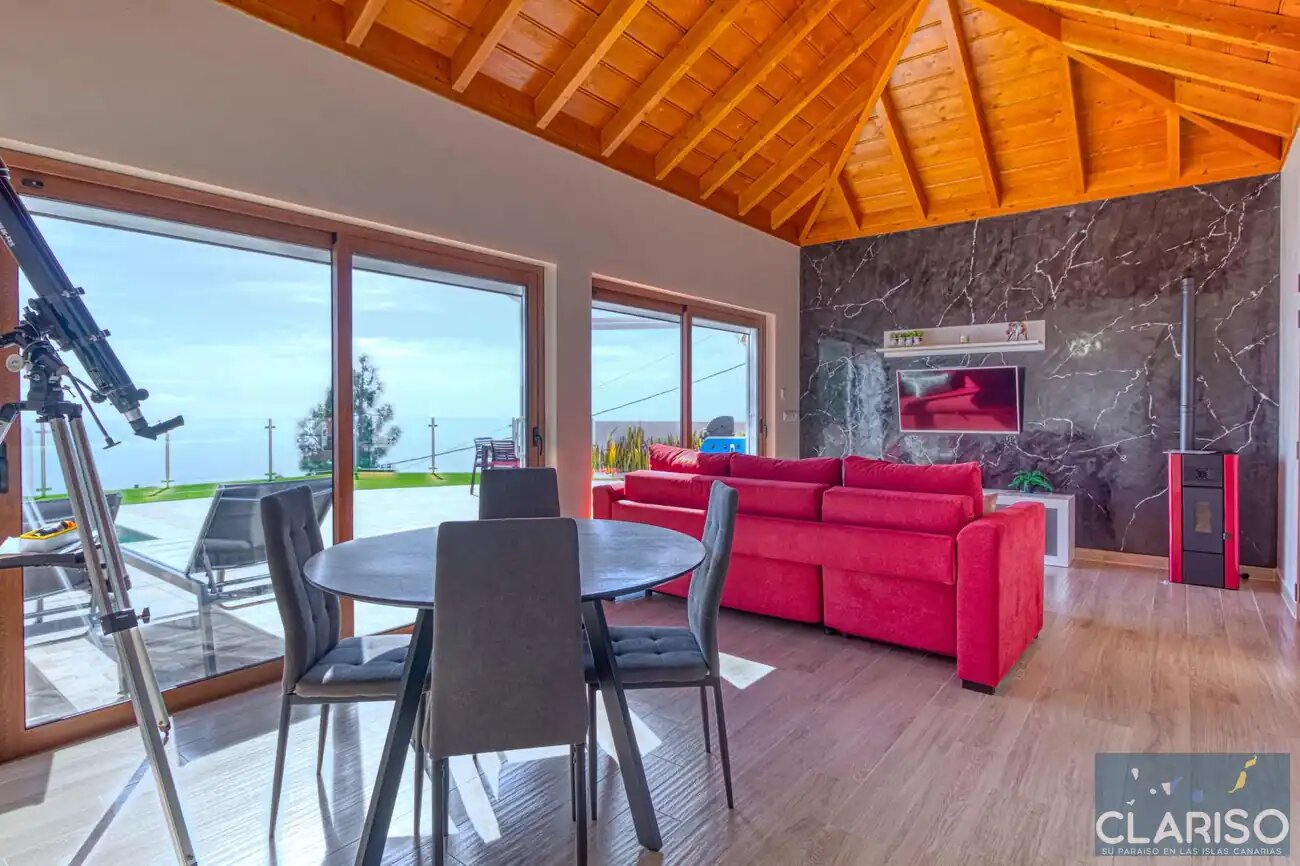 Casa Yaneric: Kanarisches Neubau-Ferienhaus mit Holzdecke und Schiebetür-Glasfront in Tijarafe auf La Palma
