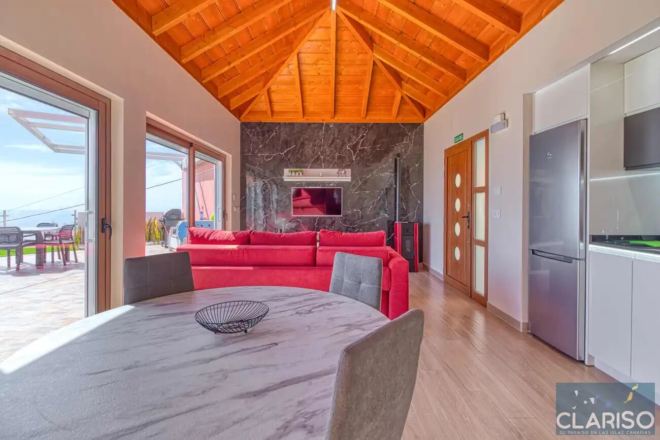 Casa Yaneric: Kanarisches Neubau-Ferienhaus mit Holzdecke und Schiebetür-Glasfront in Tijarafe auf La Palma
