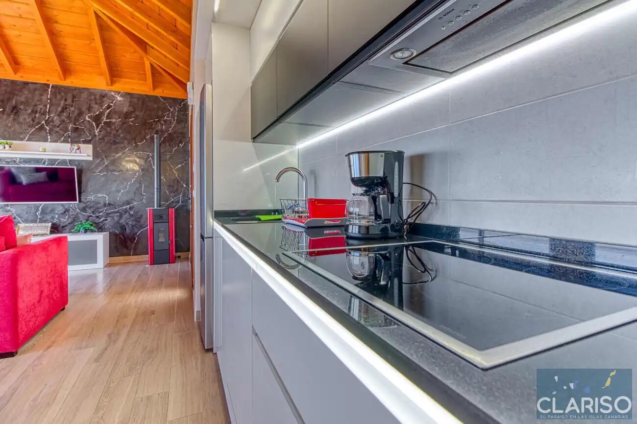Casa Yaneric: Kanarisches Neubau-Ferienhaus mit Holzdecke und Schiebetür-Glasfront in Tijarafe auf La Palma