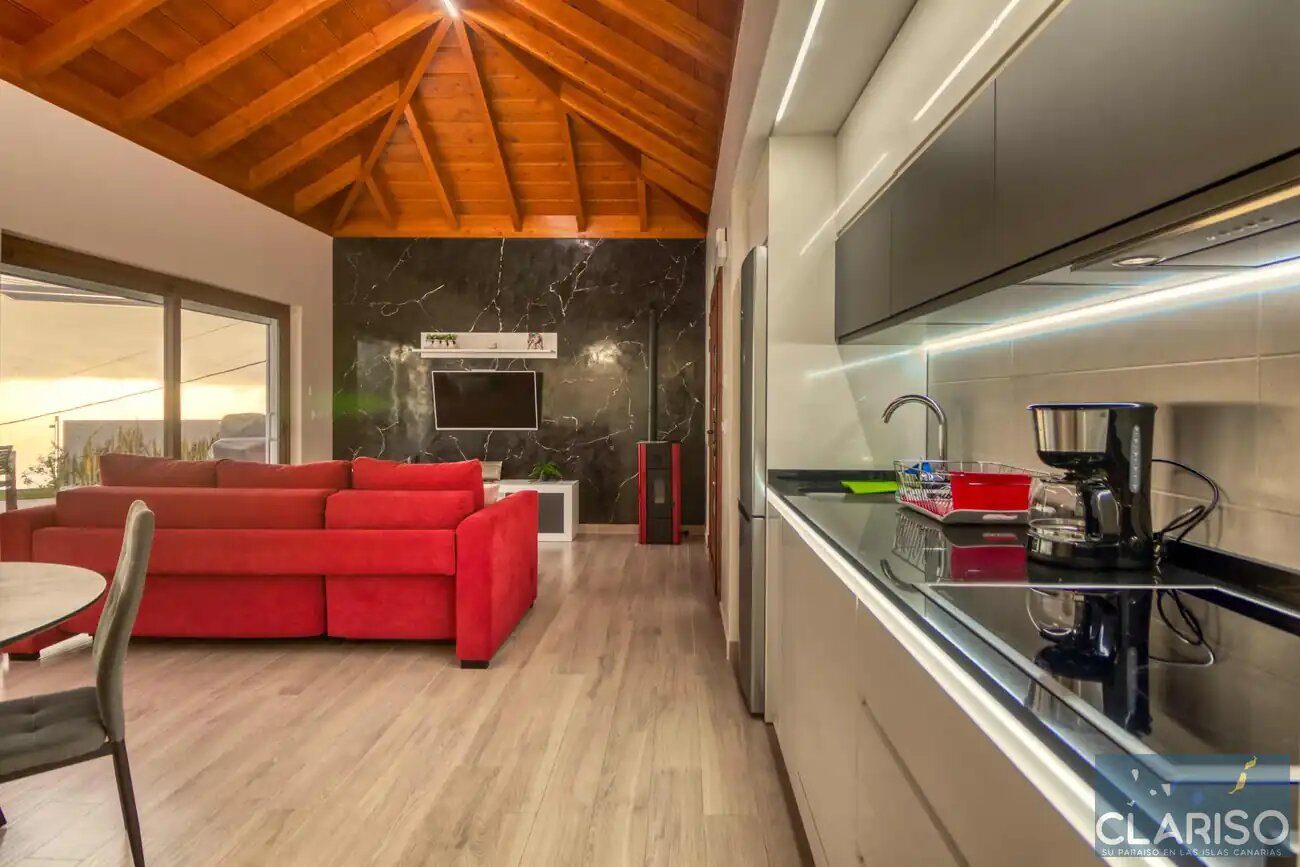 Casa Yaneric: Kanarisches Neubau-Ferienhaus mit Holzdecke und Schiebetür-Glasfront in Tijarafe auf La Palma