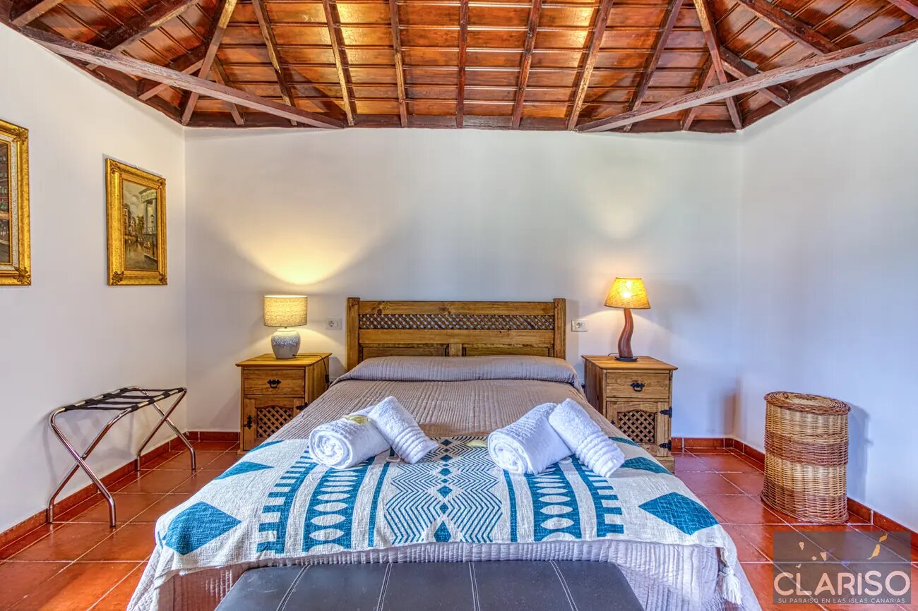 Casa Teresa Villas Morera: Kanarisches Steinhaus mit Holzdecken und solargeheiztem Pool in Breña Baja auf La Palma