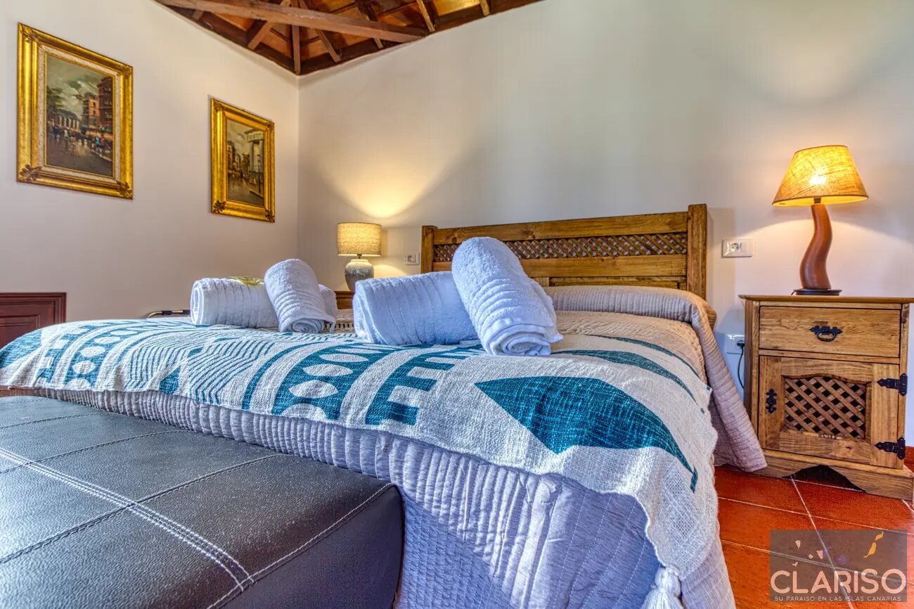 Casa Teresa Villas Morera: Kanarisches Steinhaus mit Holzdecken und solargeheiztem Pool in Breña Baja auf La Palma