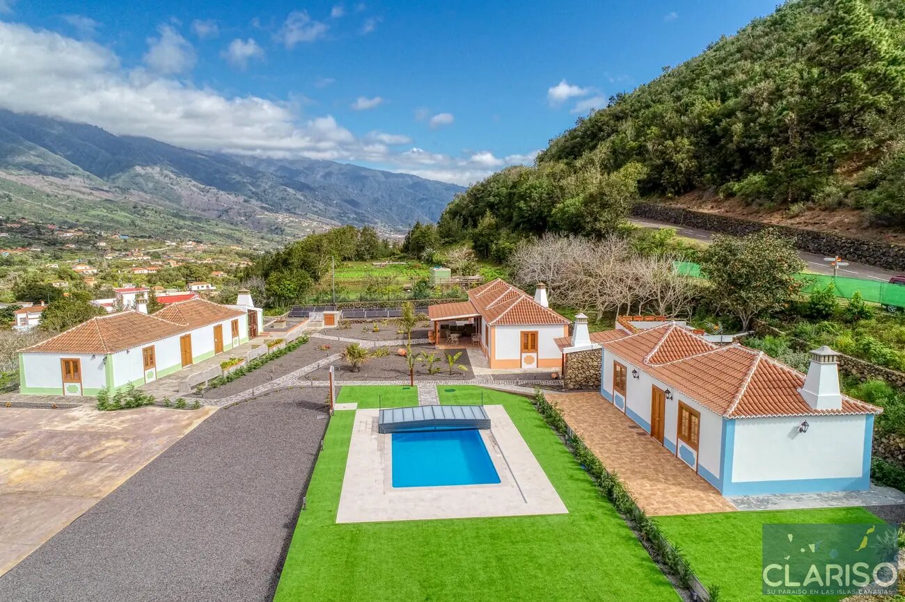 Casa Teresa Villas Morera: Kanarisches Steinhaus mit Holzdecken und solargeheiztem Pool in Breña Baja auf La Palma