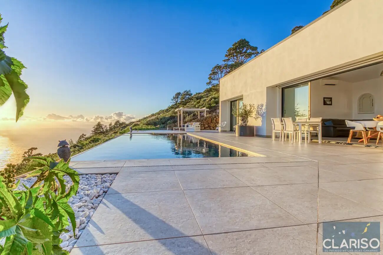 Villa Amigos: Moderne Flachdach-Villa mit solargeheiztem Pool und 3,70 m Sichtbetondecken in Puntagorda auf La Palma