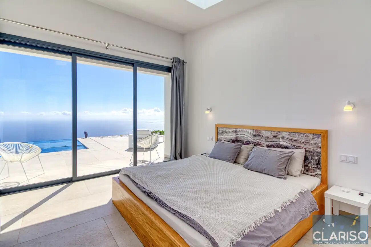Villa Amigos: Moderne Flachdach-Villa mit solargeheiztem Pool und 3,70 m Sichtbetondecken in Puntagorda auf La Palma