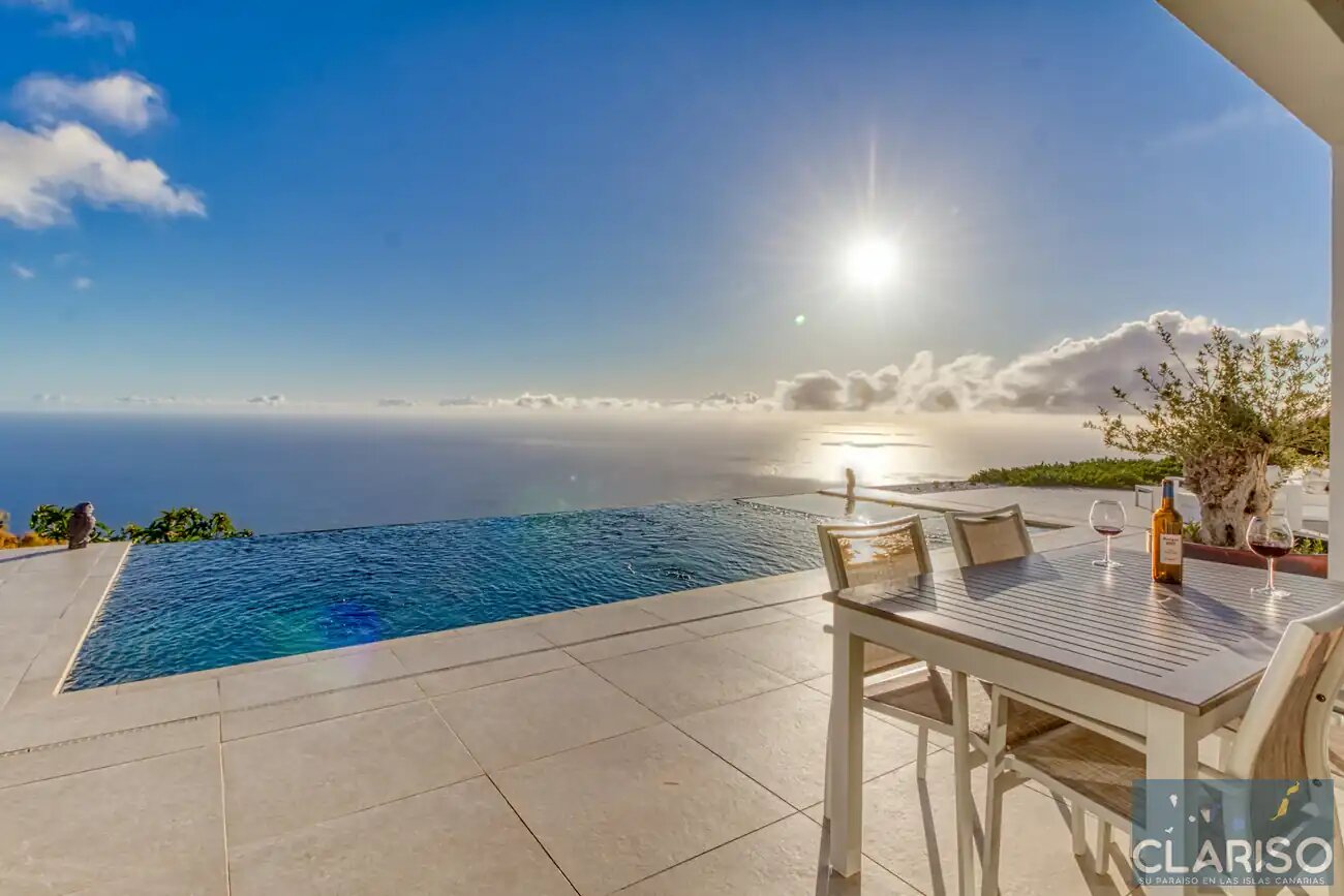 Villa Amigos: Moderne Flachdach-Villa mit solargeheiztem Pool und 3,70 m Sichtbetondecken in Puntagorda auf La Palma