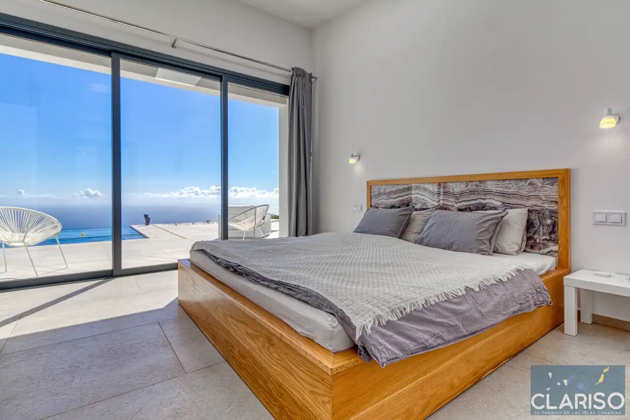 Villa Amigos: Moderne Flachdach-Villa mit solargeheiztem Pool und 3,70 m Sichtbetondecken in Puntagorda auf La Palma