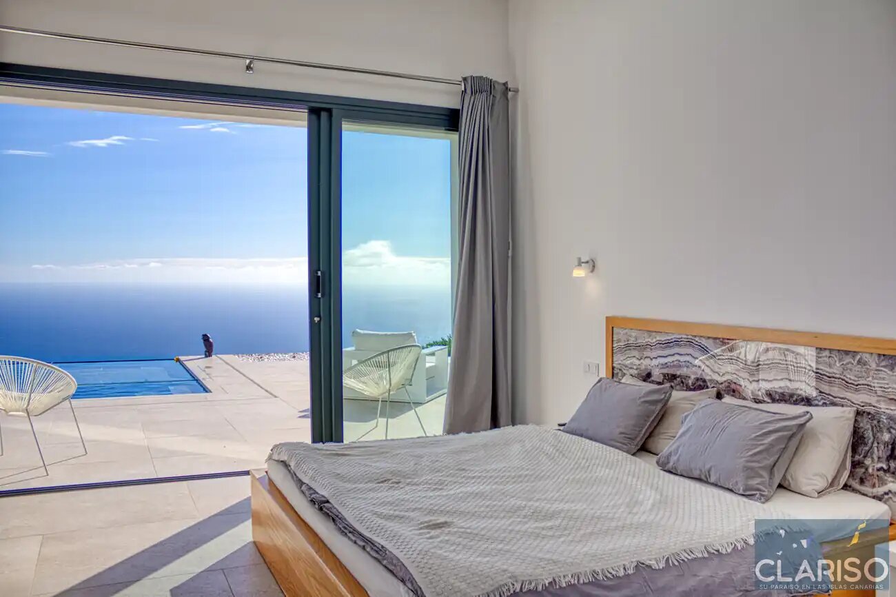 Villa Amigos: Moderne Flachdach-Villa mit solargeheiztem Pool und 3,70 m Sichtbetondecken in Puntagorda auf La Palma