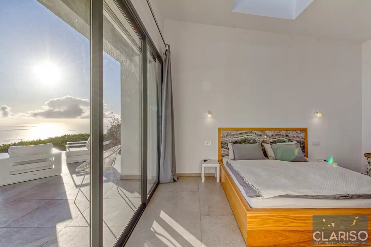 Villa Amigos: Moderne Flachdach-Villa mit solargeheiztem Pool und 3,70 m Sichtbetondecken in Puntagorda auf La Palma