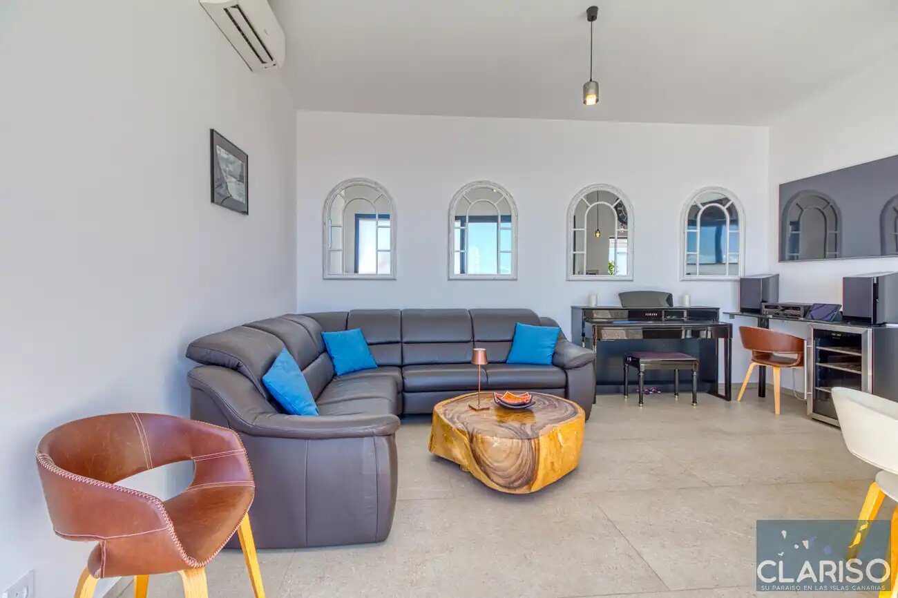Villa Amigos: Moderne Flachdach-Villa mit solargeheiztem Pool und 3,70 m Sichtbetondecken in Puntagorda auf La Palma