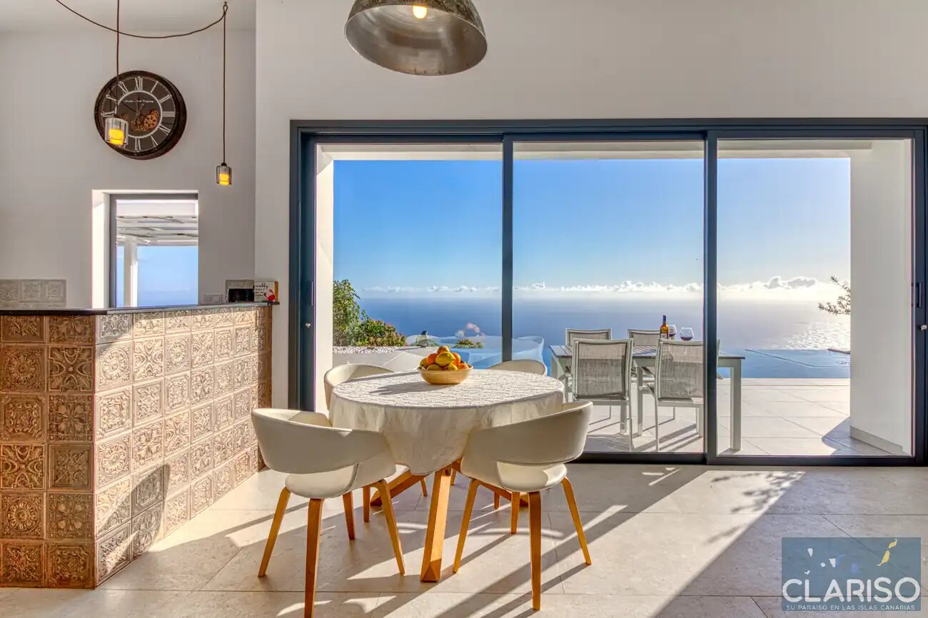 Villa Amigos: Moderne Flachdach-Villa mit solargeheiztem Pool und 3,70 m Sichtbetondecken in Puntagorda auf La Palma