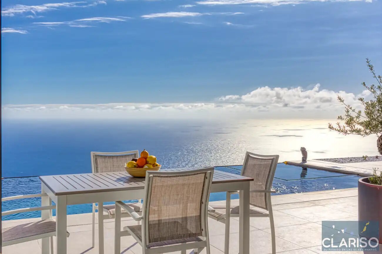 Villa Amigos: Moderne Flachdach-Villa mit solargeheiztem Pool und 3,70 m Sichtbetondecken in Puntagorda auf La Palma