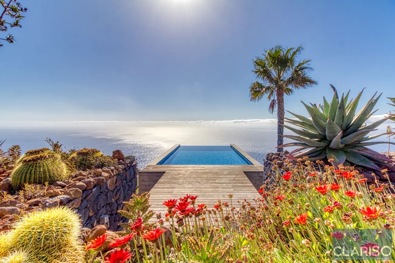 Villa Infinite Place: Bauhaus-Villa mit 3,70 m Sichtbetondecken und solargeheiztem Pool in Puntagorda auf La Palma