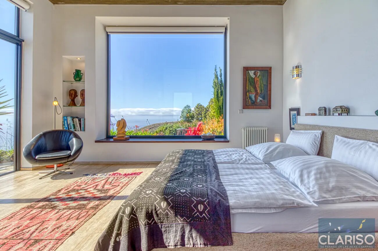 Villa Infinite Place: Bauhaus-Villa mit 3,70 m Sichtbetondecken und solargeheiztem Pool in Puntagorda auf La Palma