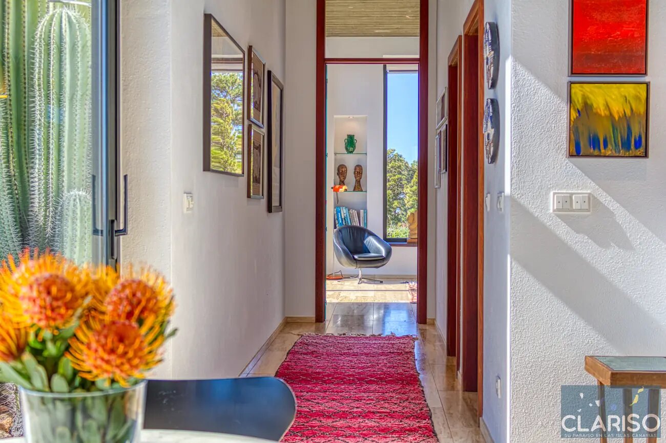Villa Infinite Place: Bauhaus-Villa mit 3,70 m Sichtbetondecken und solargeheiztem Pool in Puntagorda auf La Palma