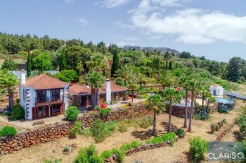 Villa Botanico: Exklusives Herrenhaus mit Skulpturen, Gartenteich und inklusive Pool auf 20.000 m² in Puntagorda auf La Palma