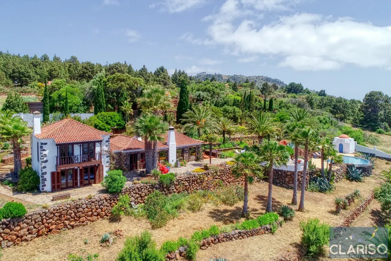 Villa Botanico: Exklusives Herrenhaus mit Skulpturen, Gartenteich und inklusive Pool auf 20.000 m² in Puntagorda auf La Palma
