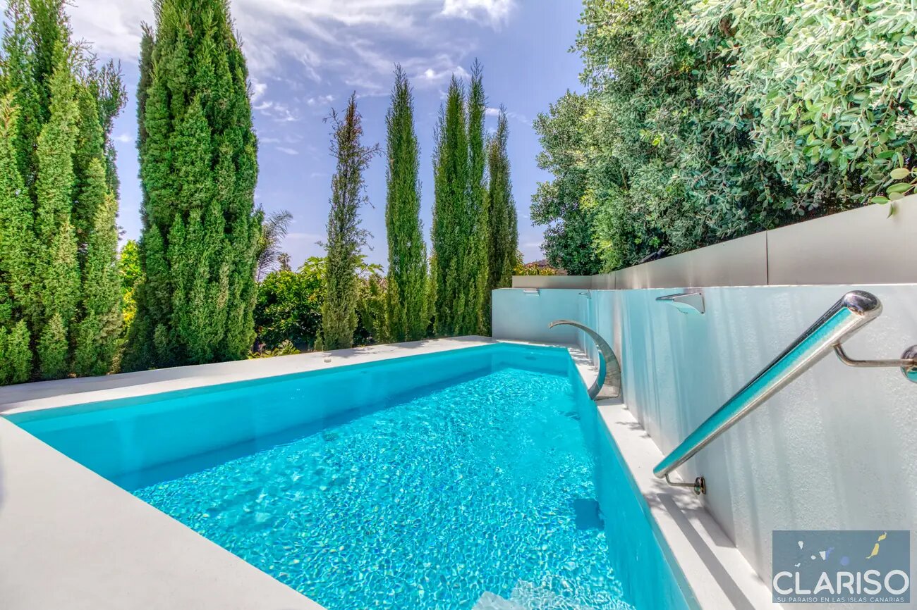 Bayton House: Renoviertes Stadthaus mit tropischem Garten und Pool in Los Llanos de Aridane auf La Palma