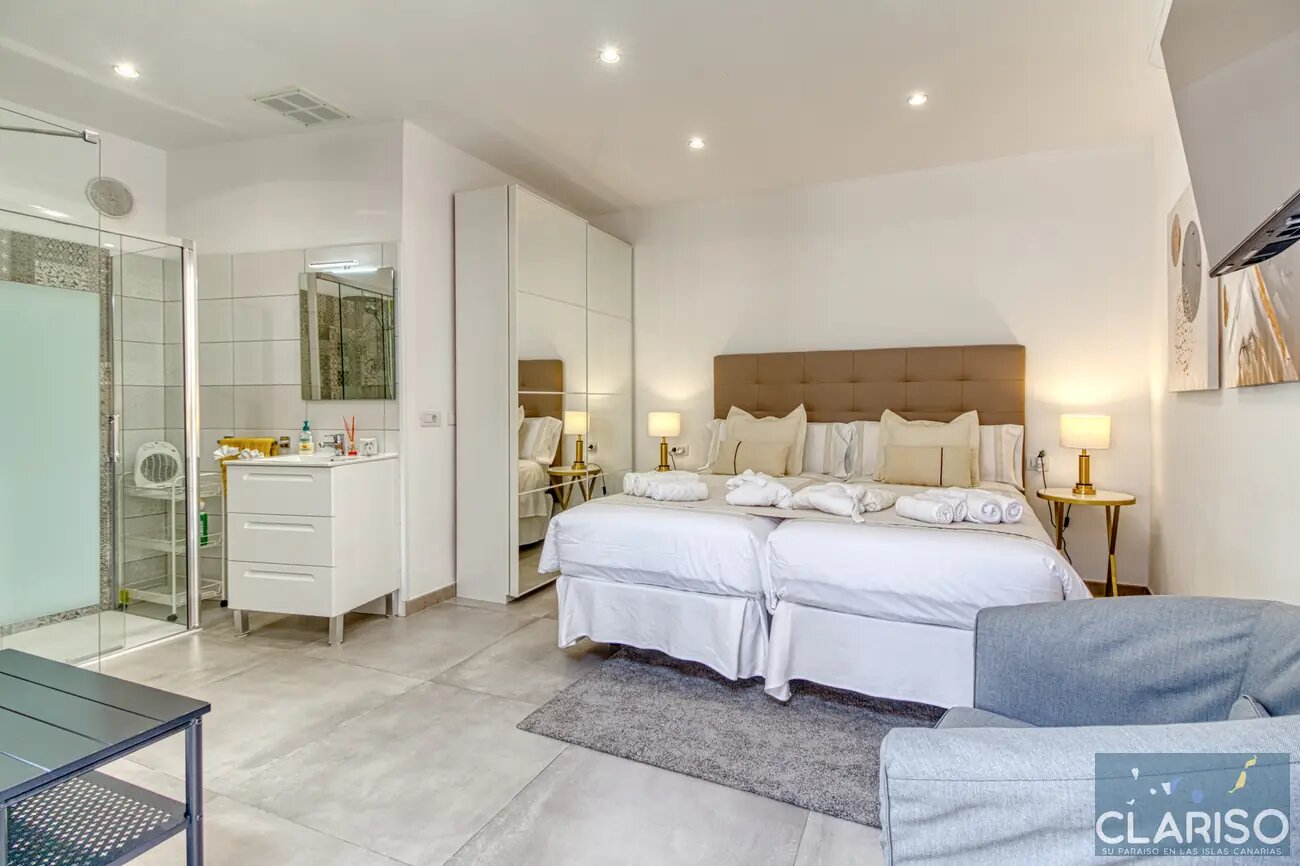 Bayton House: Renoviertes Stadthaus mit tropischem Garten und Pool in Los Llanos de Aridane auf La Palma