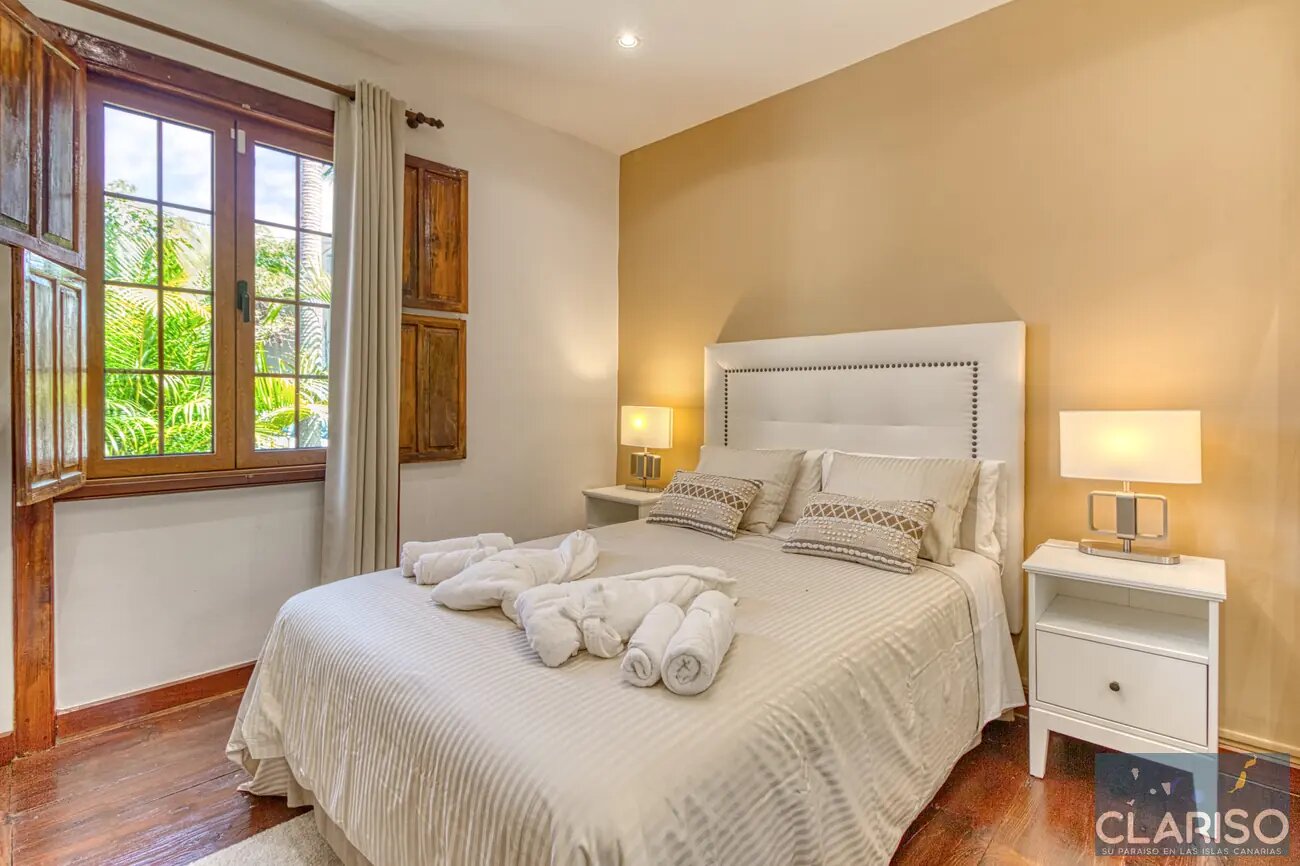 Bayton House: Renoviertes Stadthaus mit tropischem Garten und Pool in Los Llanos de Aridane auf La Palma