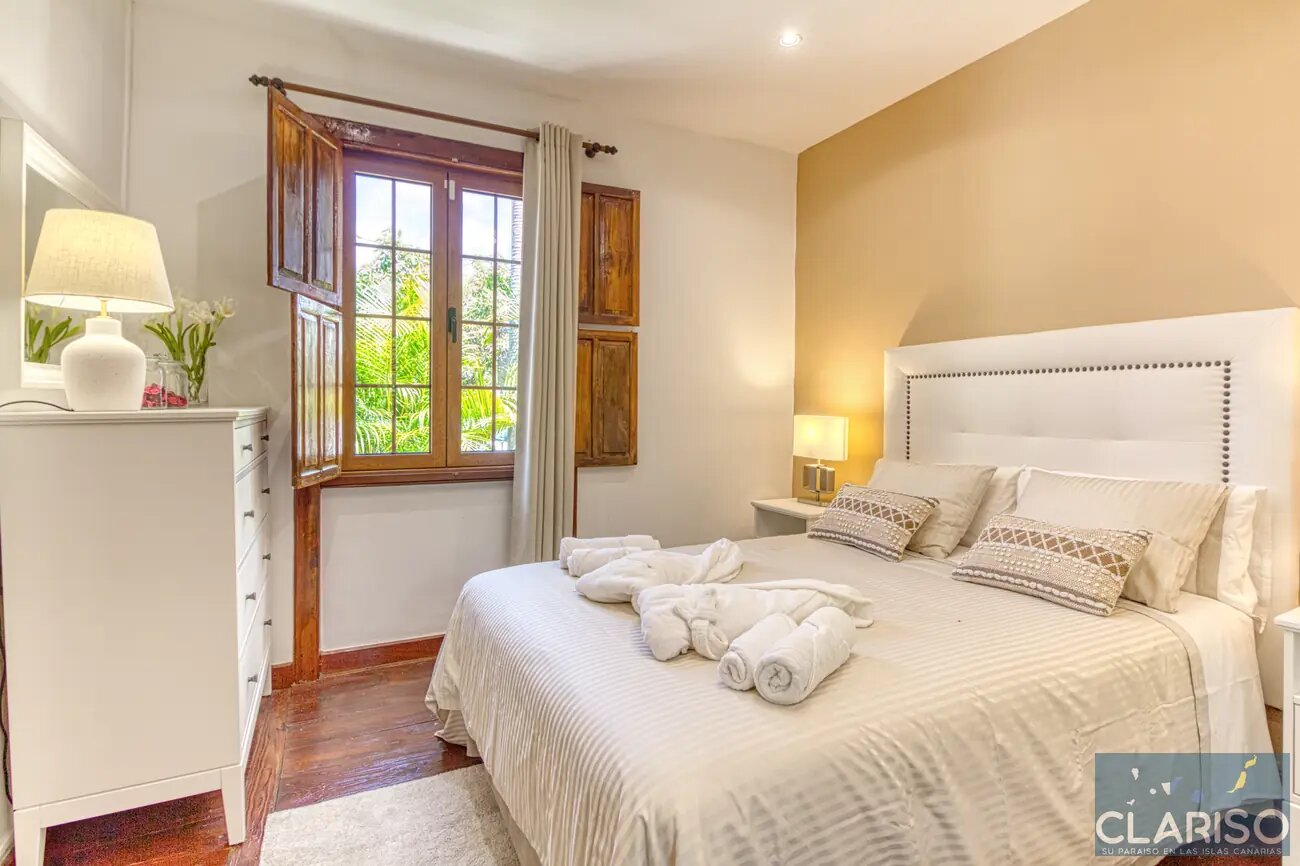 Bayton House: Renoviertes Stadthaus mit tropischem Garten und Pool in Los Llanos de Aridane auf La Palma