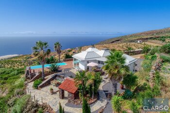Villa Pura Vida: Architektenvilla mit Chillout-Schaukelstuhl und Infinity-Salzwasserpool auf Felsvorsprung in Puntagorda auf La Palma