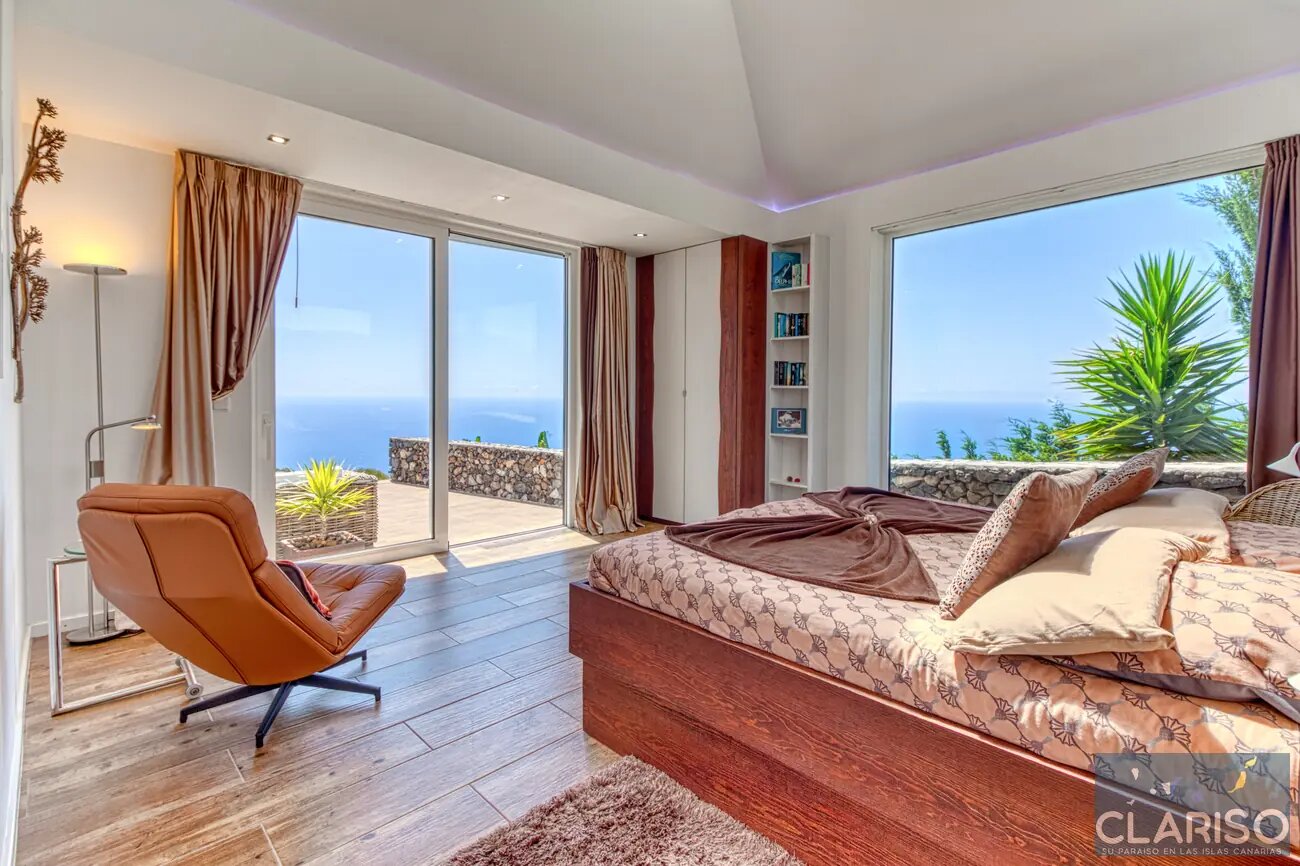 Villa Pura Vida: Architektenvilla mit Chillout-Schaukelstuhl und Infinity-Salzwasserpool auf Felsvorsprung in Puntagorda auf La Palma