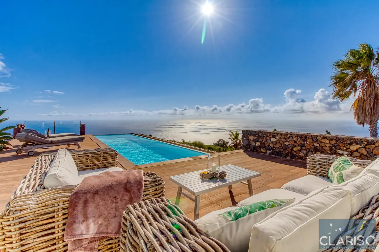 Villa Pura Vida: Architektenvilla mit Chillout-Schaukelstuhl und Infinity-Salzwasserpool auf Felsvorsprung in Puntagorda auf La Palma