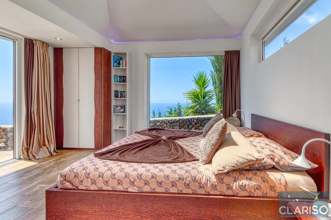 Villa Pura Vida: Architektenvilla mit Chillout-Schaukelstuhl und Infinity-Salzwasserpool auf Felsvorsprung in Puntagorda auf La Palma