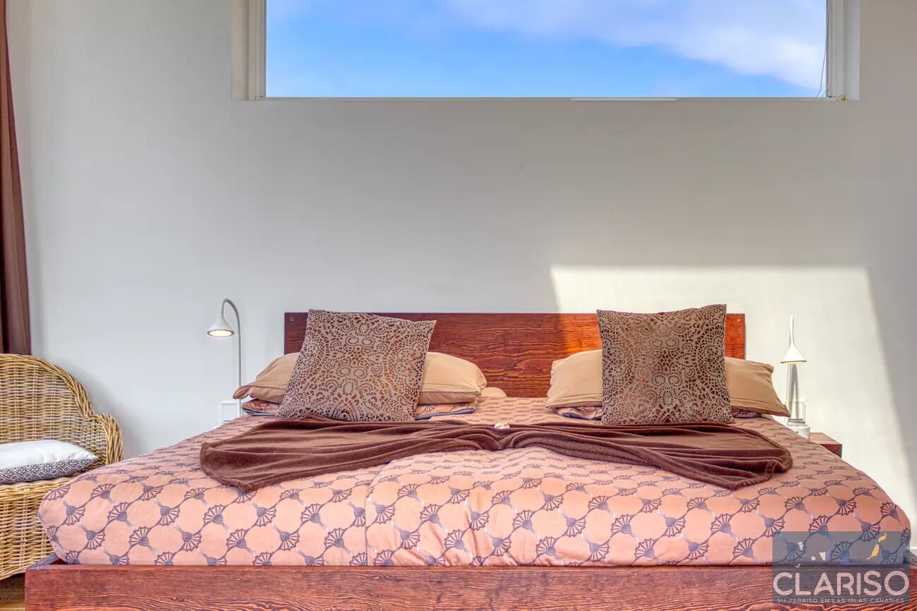 Villa Pura Vida: Architektenvilla mit Chillout-Schaukelstuhl und Infinity-Salzwasserpool auf Felsvorsprung in Puntagorda auf La Palma