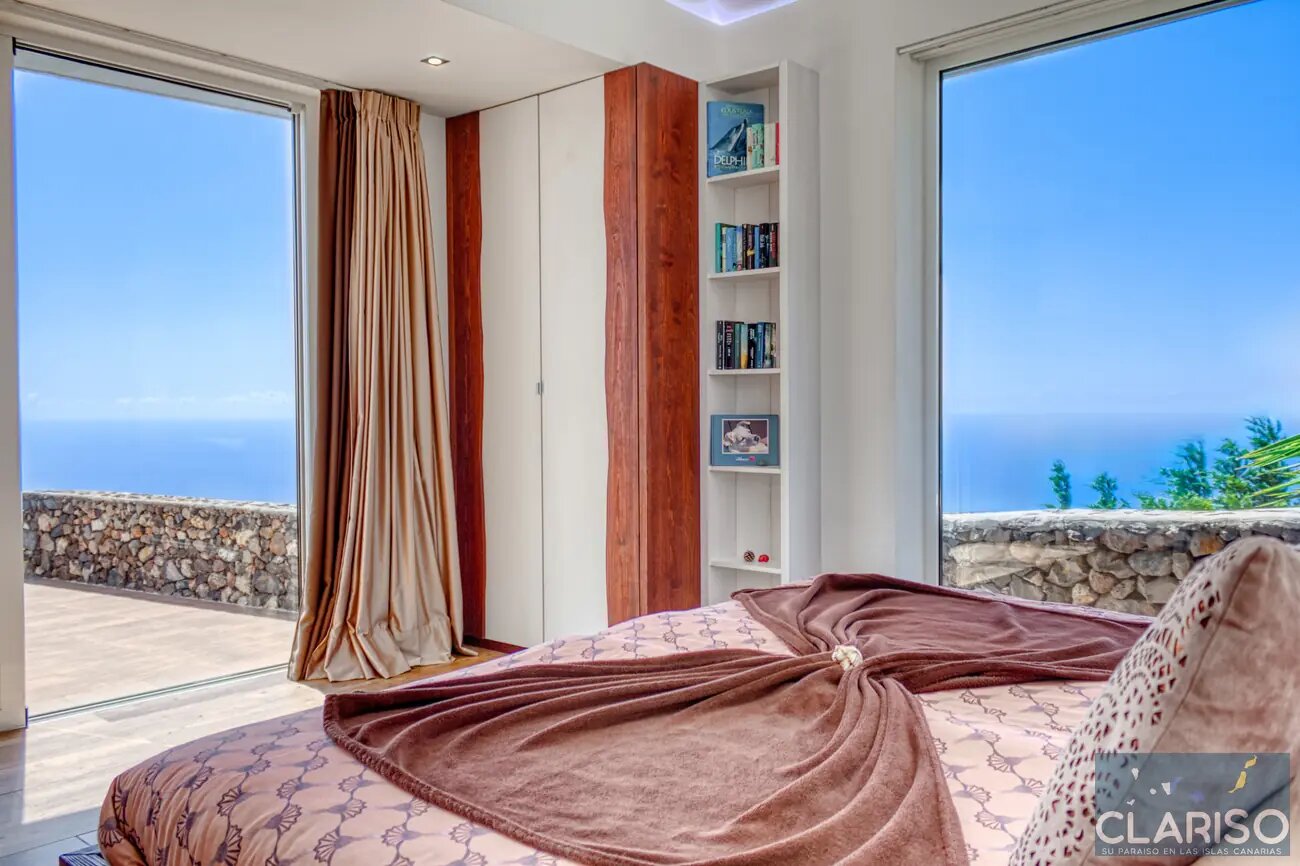 Villa Pura Vida: Architektenvilla mit Chillout-Schaukelstuhl und Infinity-Salzwasserpool auf Felsvorsprung in Puntagorda auf La Palma