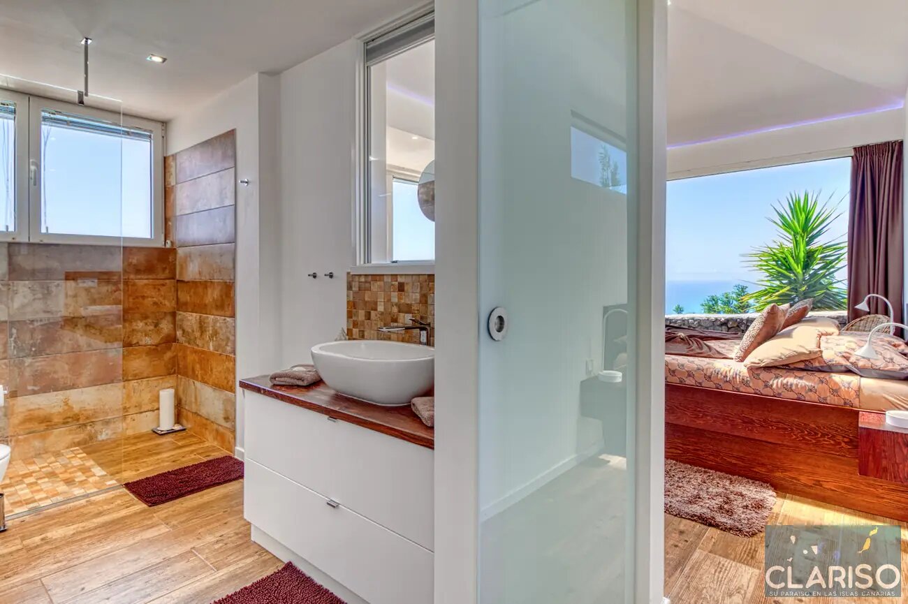 Villa Pura Vida: Architektenvilla mit Chillout-Schaukelstuhl und Infinity-Salzwasserpool auf Felsvorsprung in Puntagorda auf La Palma
