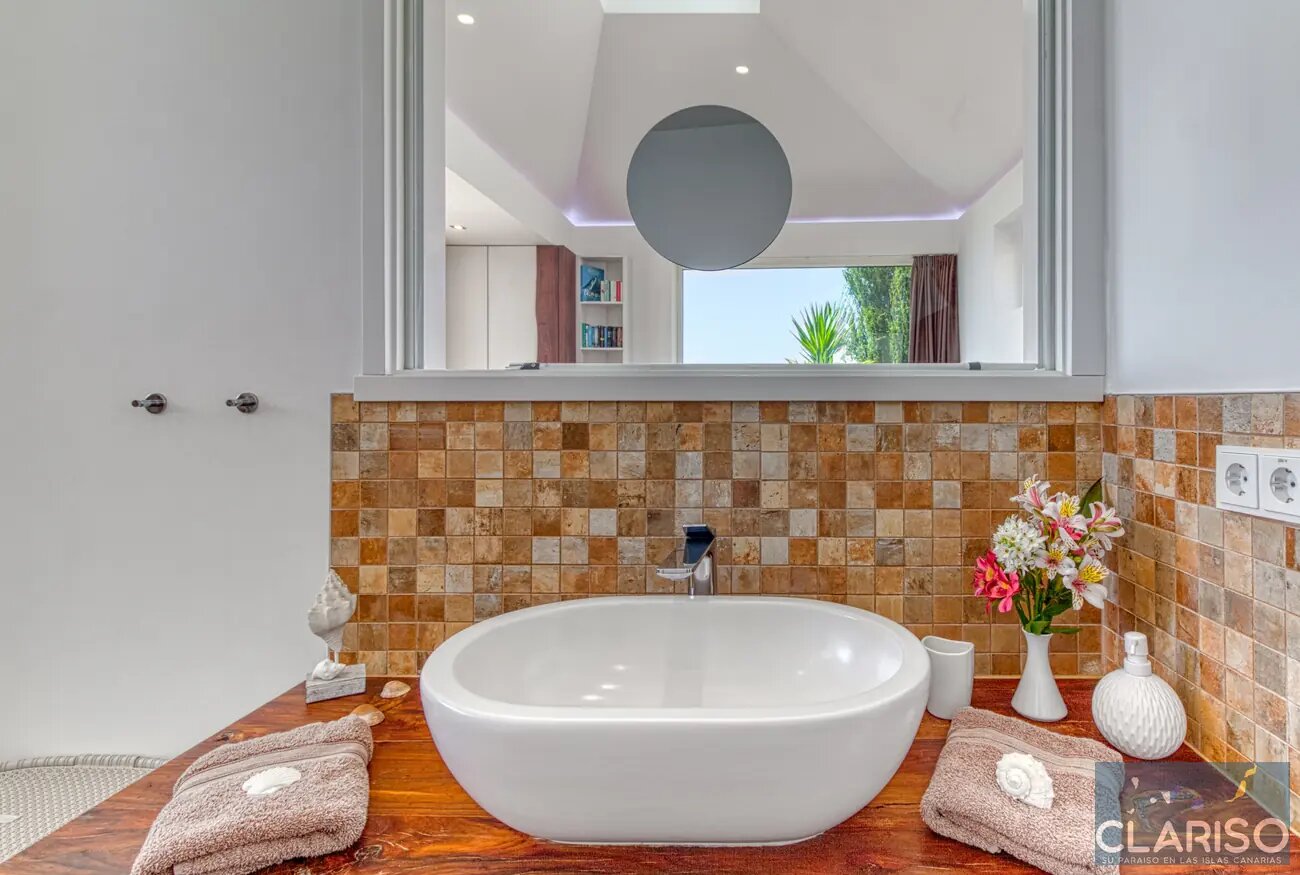 Villa Pura Vida: Architektenvilla mit Chillout-Schaukelstuhl und Infinity-Salzwasserpool auf Felsvorsprung in Puntagorda auf La Palma