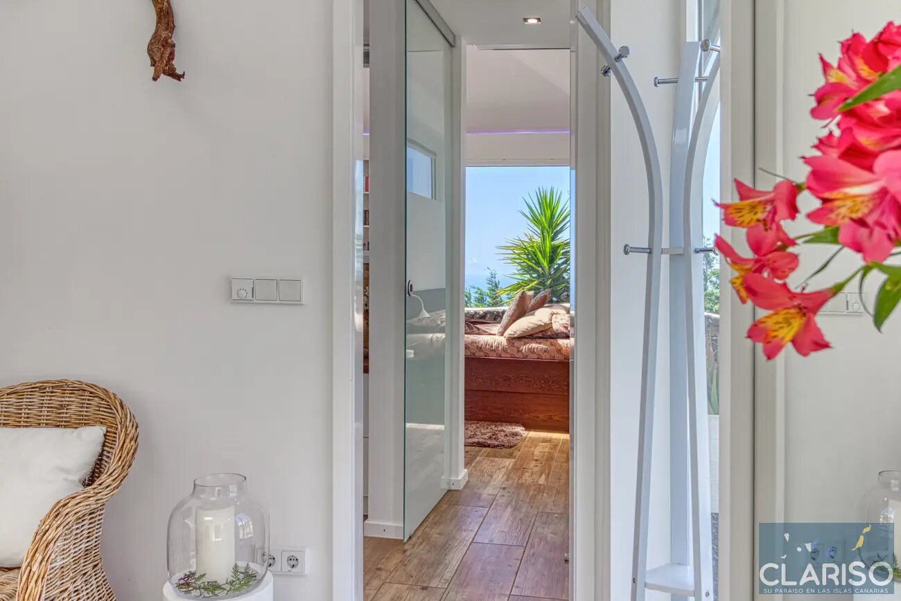 Villa Pura Vida: Architektenvilla mit Chillout-Schaukelstuhl und Infinity-Salzwasserpool auf Felsvorsprung in Puntagorda auf La Palma