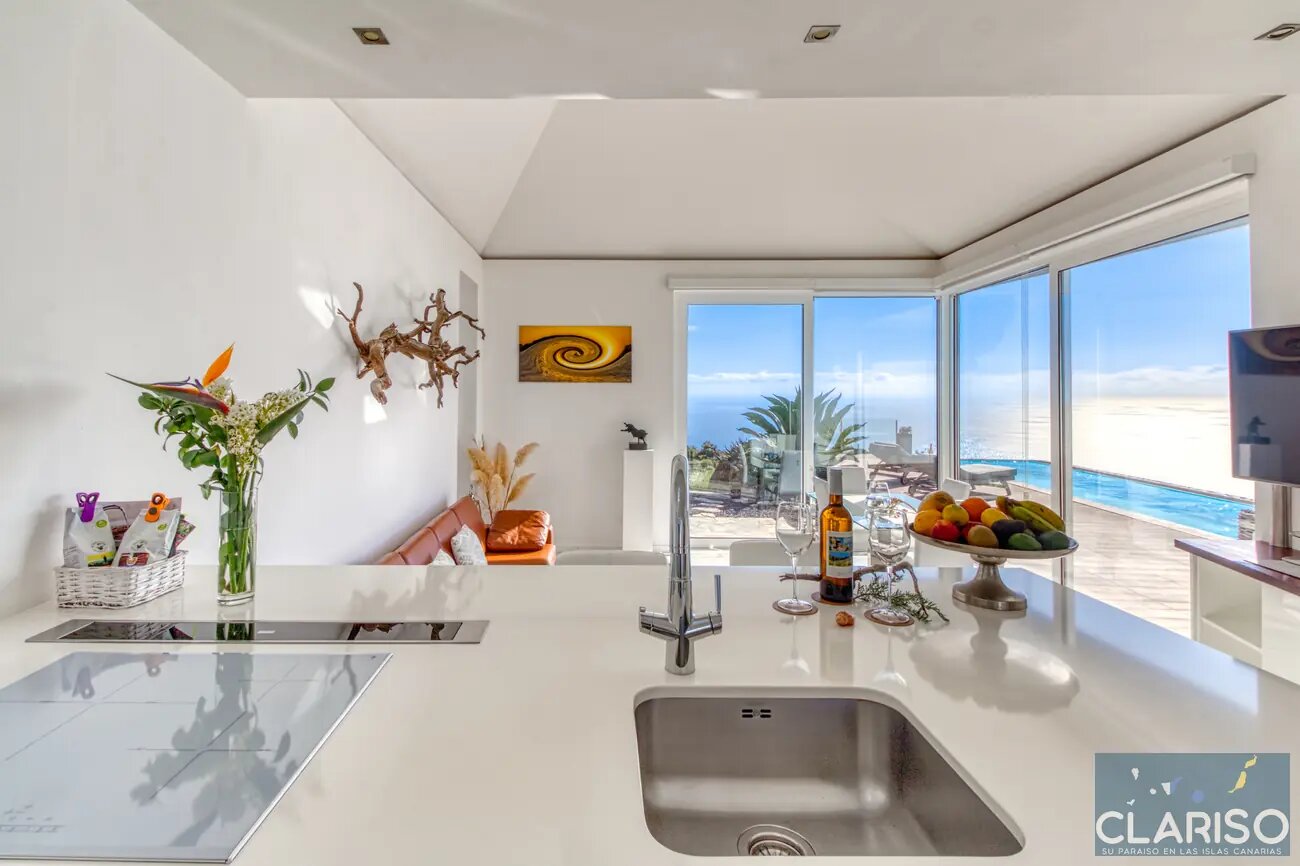Villa Pura Vida: Architektenvilla mit Chillout-Schaukelstuhl und Infinity-Salzwasserpool auf Felsvorsprung in Puntagorda auf La Palma